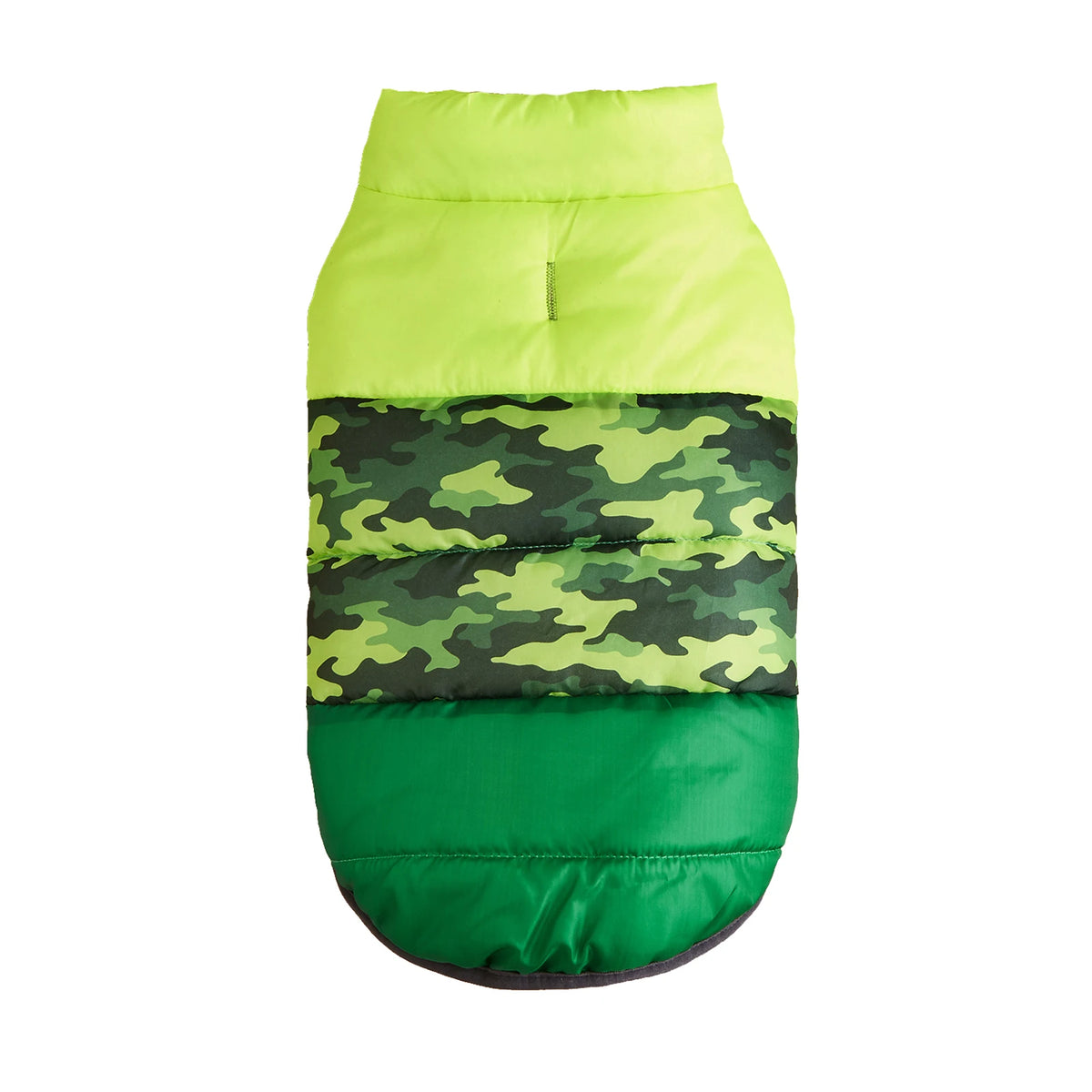 Chaleco abrigador para perro con forro polar en colores verde y camuflaje, ideal para paseos de invierno.