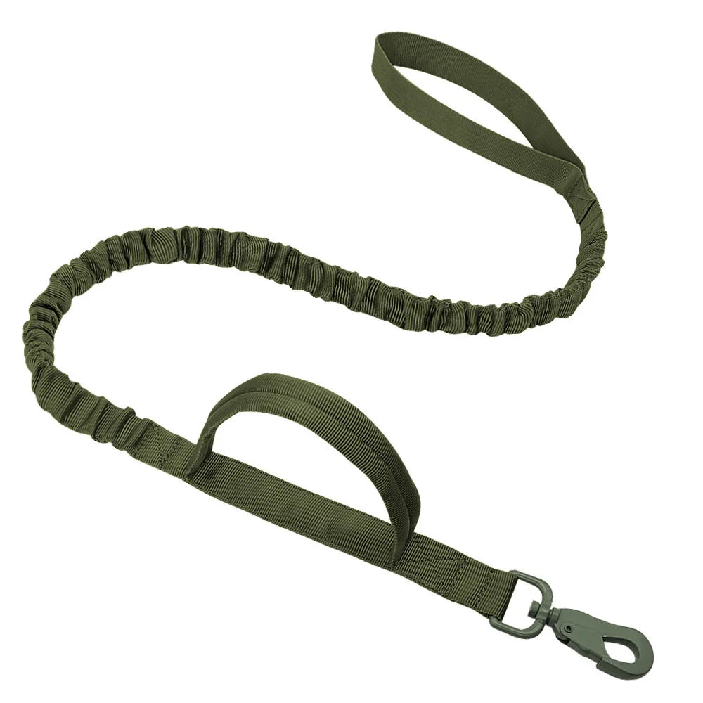 Correa elástica verde para perro, ideal para un control seguro durante paseos con arnés táctico para perro pequeño.