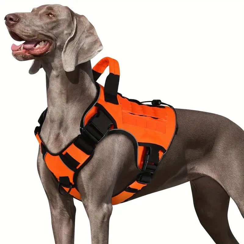 Arnés táctico para perro antitirones en color naranja con asa integrada, ideal para paseos y entrenamiento.