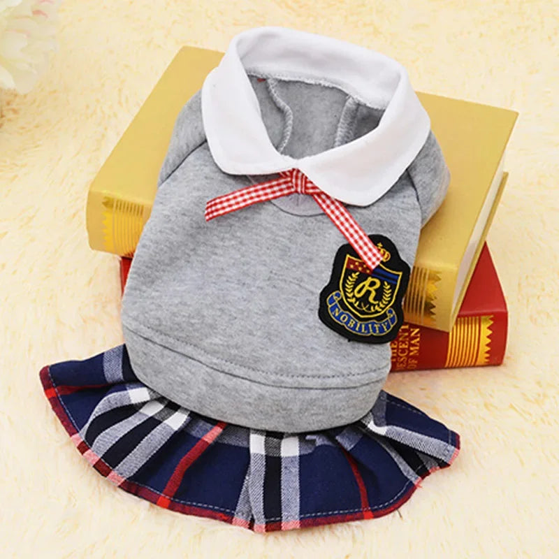 uniforme escolar para perro camisa o vestido en gris y azul avec logo et jupe en tartan