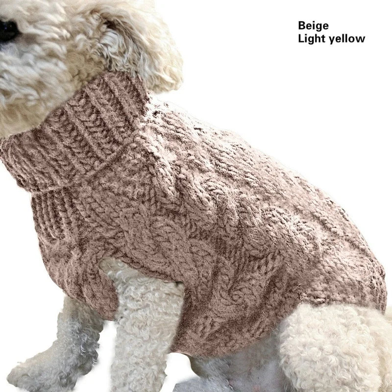Chien portant un suéter tejido de cuello alto para perro en couleur beige, confortable et stylé.
