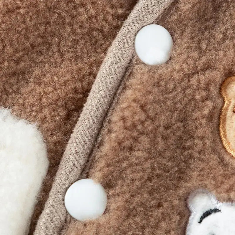 chaleco de pana con osito para perro, detalle del tejido y botones