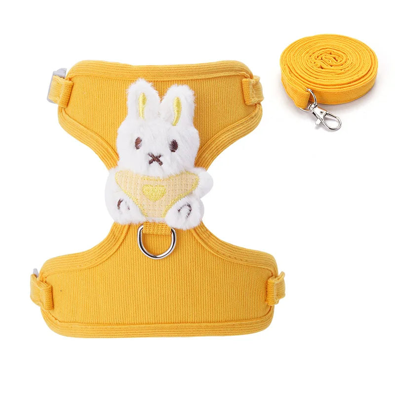 Arnés ajustable de malla para perro pequeño en color amarillo con diseño de conejo et son laisse assortie.
