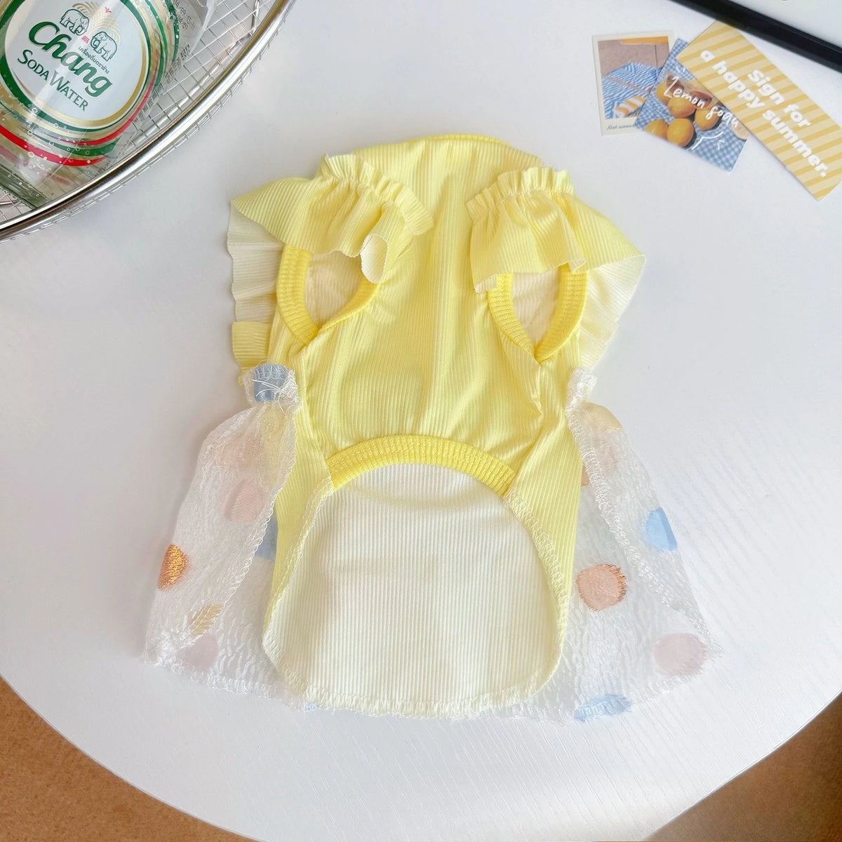 Vestido para perro falda globo de Mitzon en color amarillo con detalles de tul y lunares colorés.