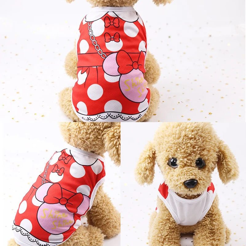 camiseta sin mangas para perro con estampado de overol Mitzon, perro de peluche en camiseta à pois rouges.