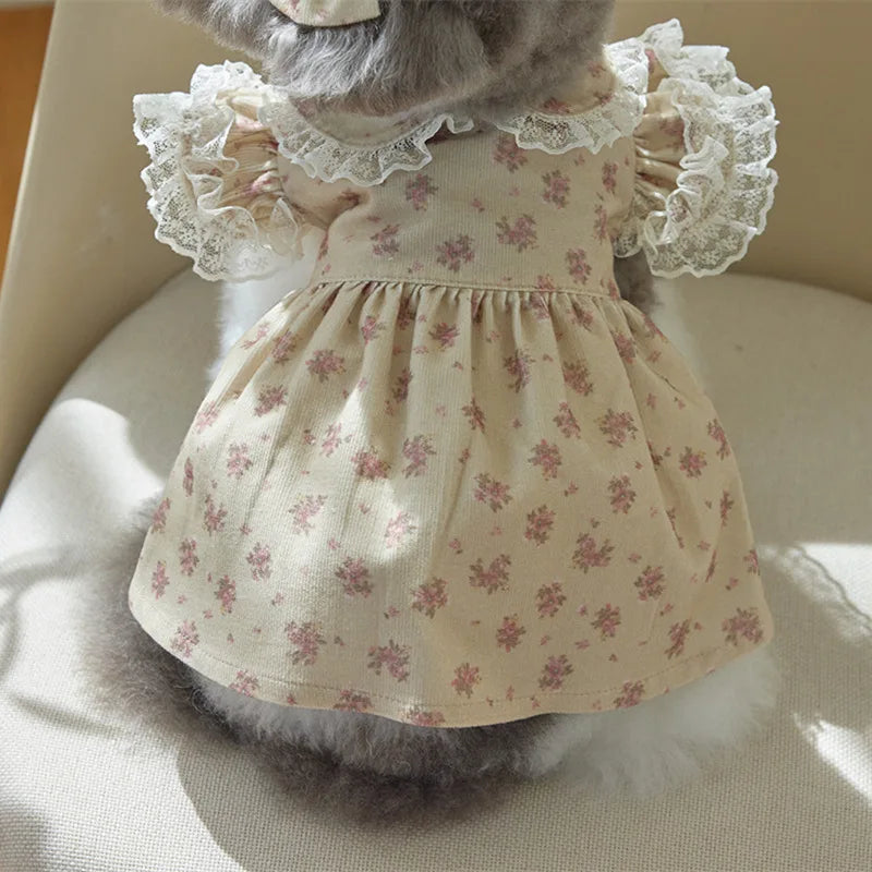 Vestido para perro con estampado floral, diseño fresco y alegre con encaje, ideal para primavera y verano.