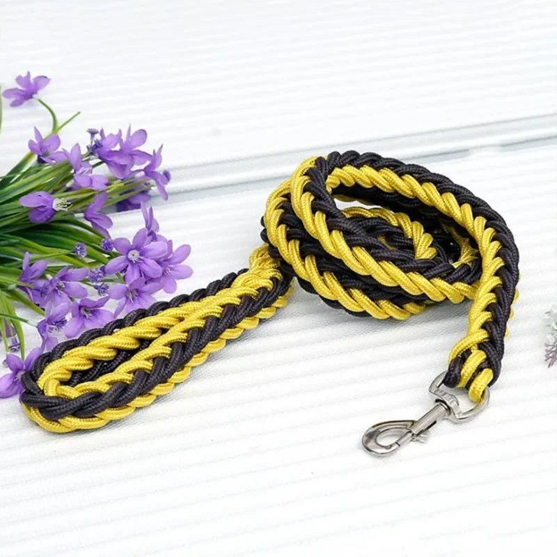 Correa de nylon para perro reforzada de 130 cm en color amarillo y negro con flores decorativas.