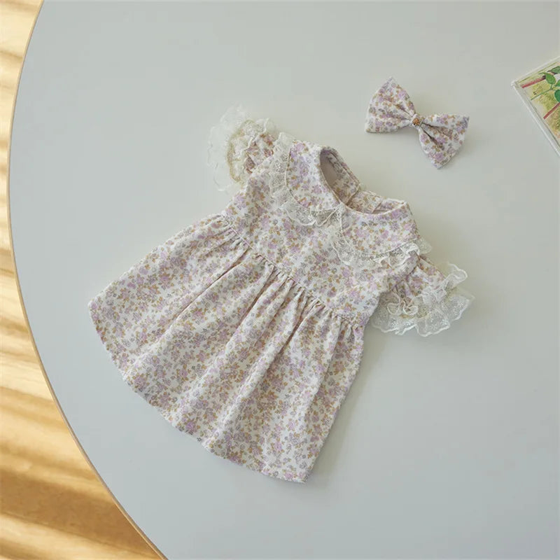 Vestido para perro con estampado floral de Mitzon, ideal para primavera y verano, con detalles de encaje y un lazo.