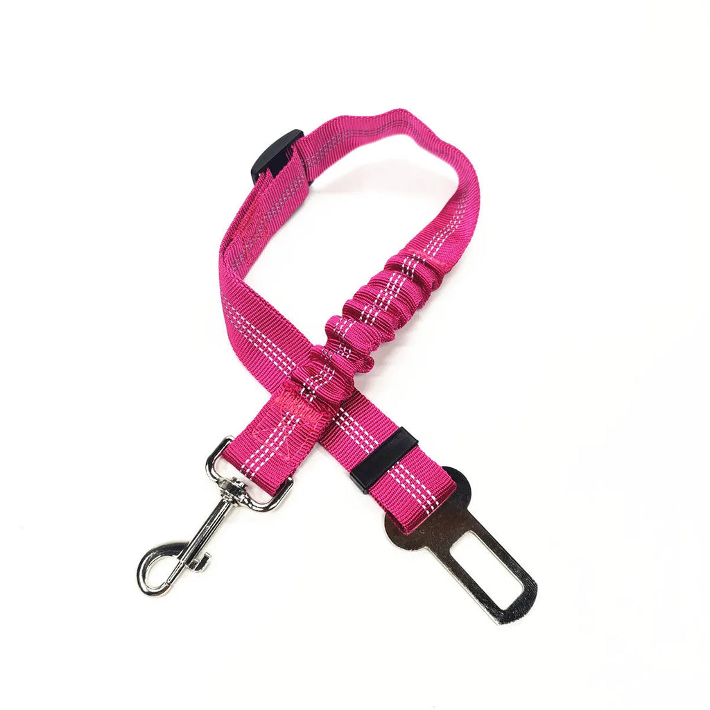 Cinturón de seguridad para perro en auto color rosa, con tramo elástico y hebilla segura.