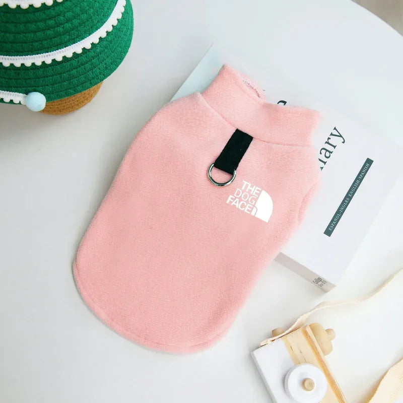 Chaleco de polar para perro con argolla para correa en color rosa, suave y cálido, ideal para paseos.