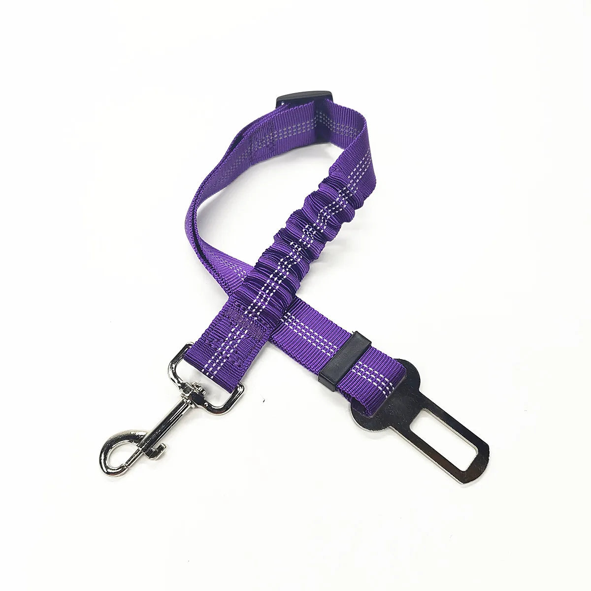 Cinturón de seguridad para perro en auto, diseño elástico y reflejante en color morado.