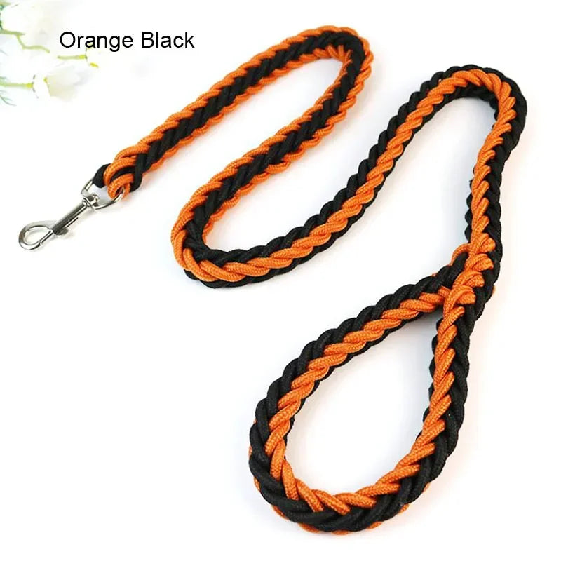 Correa de nylon para perro reforzada 130 cm en colores naranja y negro, ideal para paseos y aventuras al aire libre.