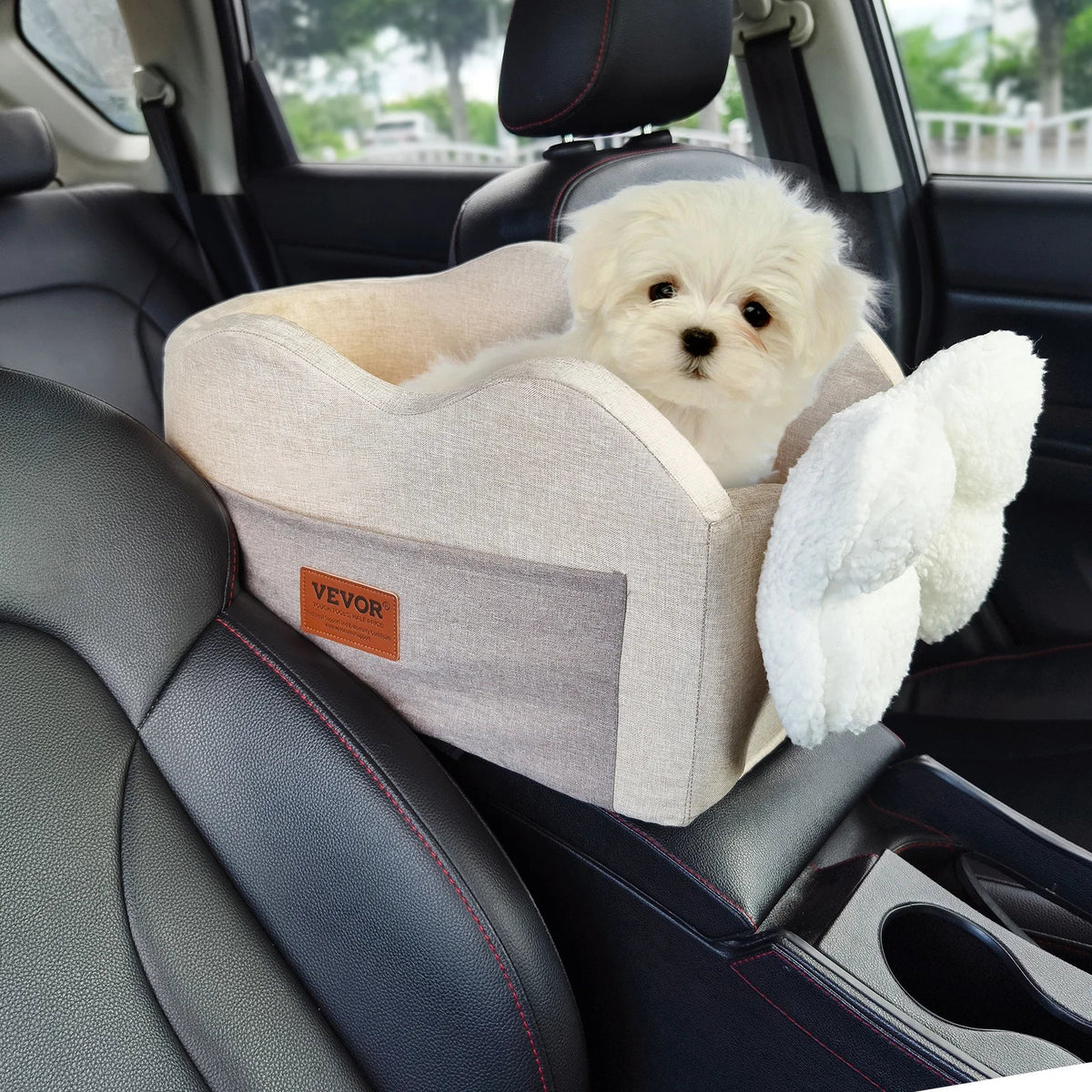 Asiento de auto para perro pequeño consola central con perro en un coche, diseño cómodo y seguro.