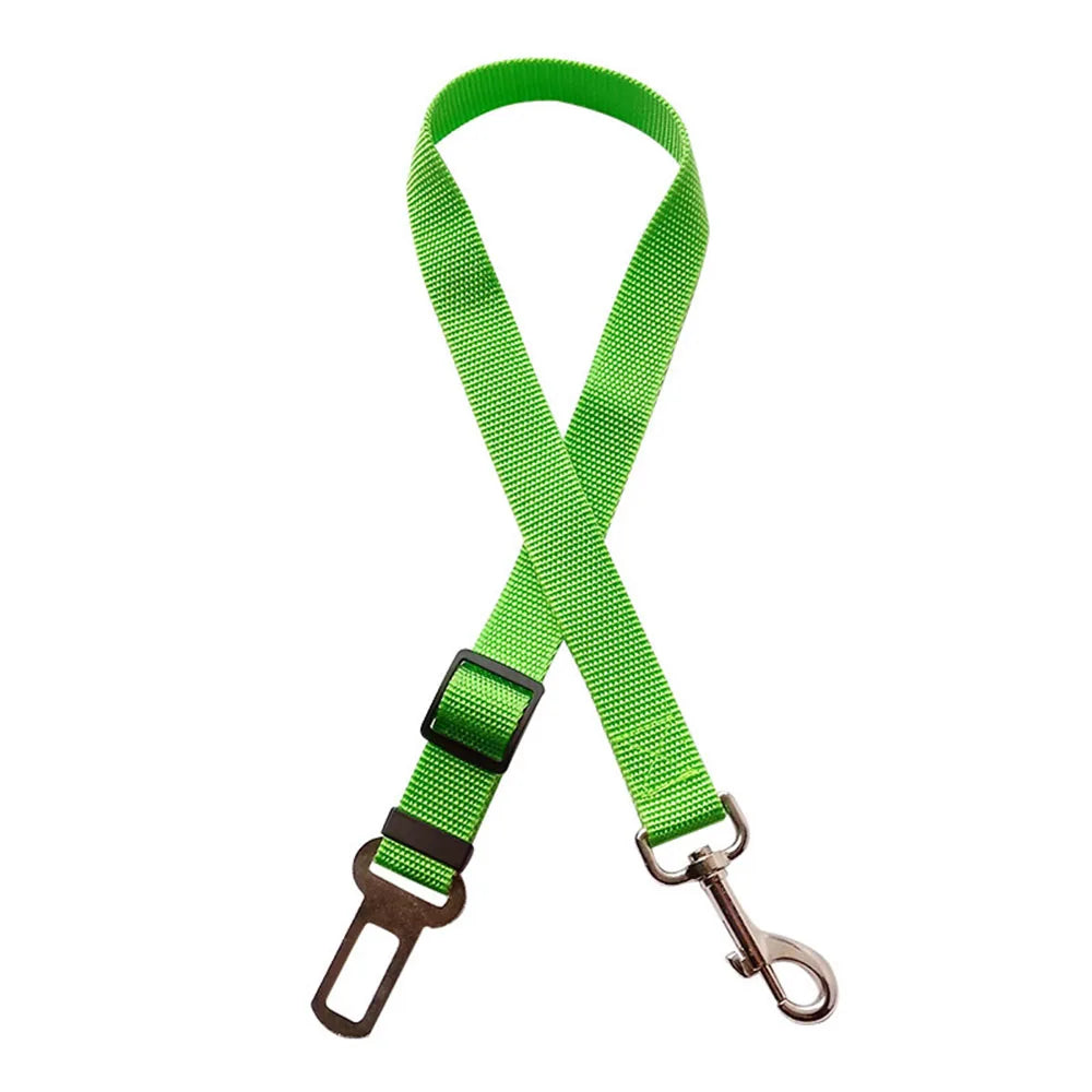 Cinturón de seguridad para perro en auto, correa reflectante verde para viajes seguros.