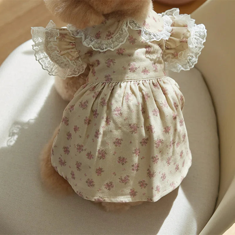 Vestido para perro con estampado floral en tonos claros y detalles de encaje para un look primaveral.