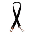 Cinturón de seguridad para perro en auto, diseño negro y duradero, ideal para viajes seguros con tu mascota.