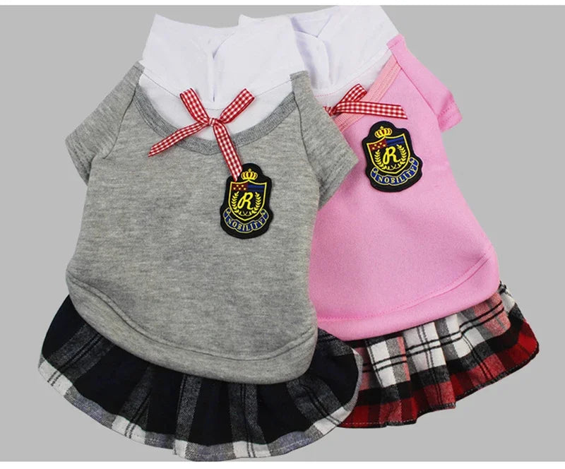 Uniforme escolar para perro camisa o vestido en gris y rosa con falda de cuadros.