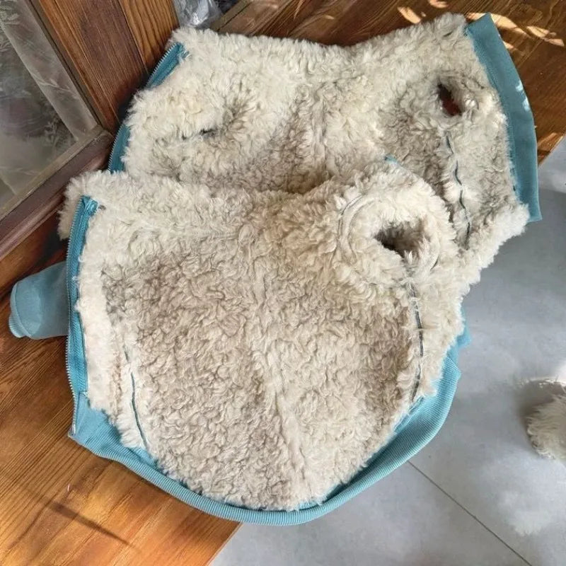 Chamarra abrigadora de tejido polar para perro en color azul, perfecta para mantener a los perros cómodos en climas fríos.