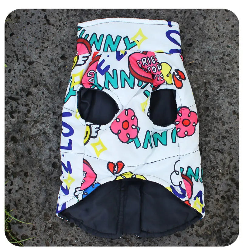 Chamarra impermeable para perros con broche, diseño colorido y divertido, ideal para días frescos y lluviosos.