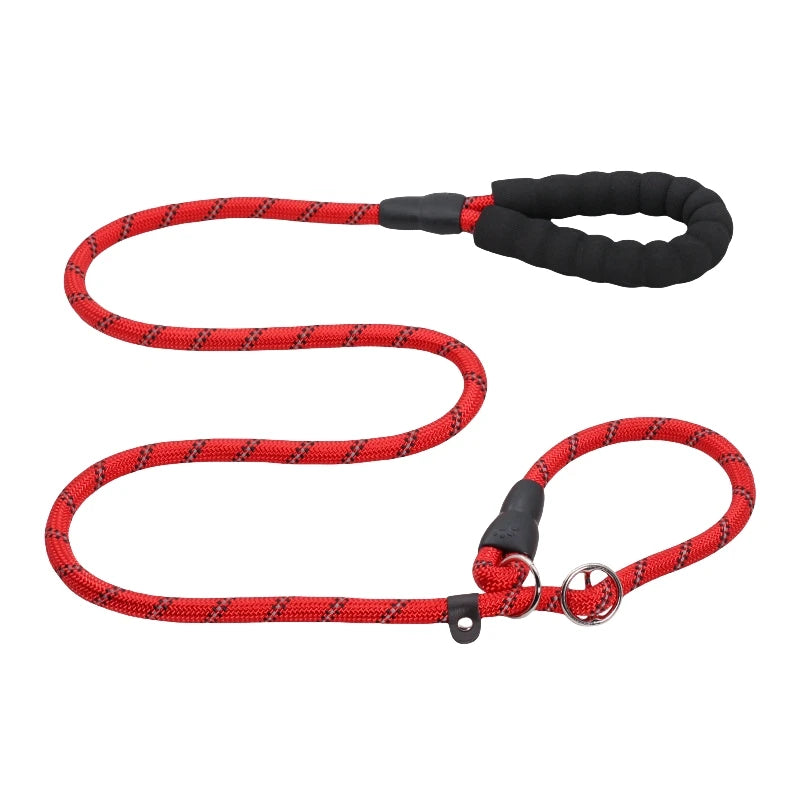 Correa resistente para perro de nylon reflectante en color rojo, ideal para paseos y aventuras al aire libre.