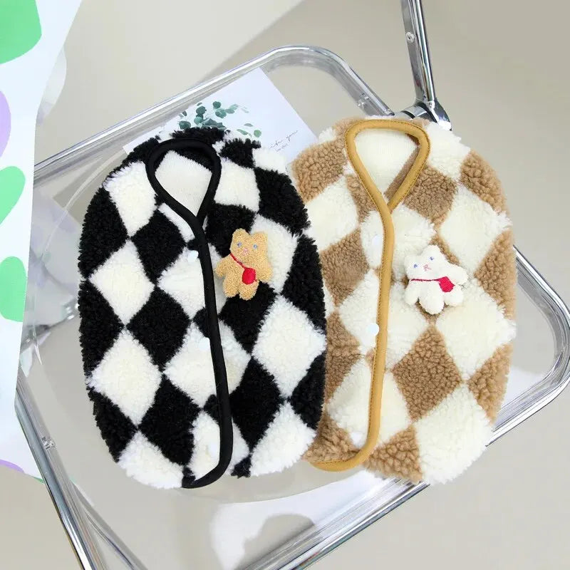 Mameluco de polar a cuadros para perro, abrigo suave y cálido con estampado a cuadros en blanco y negro.