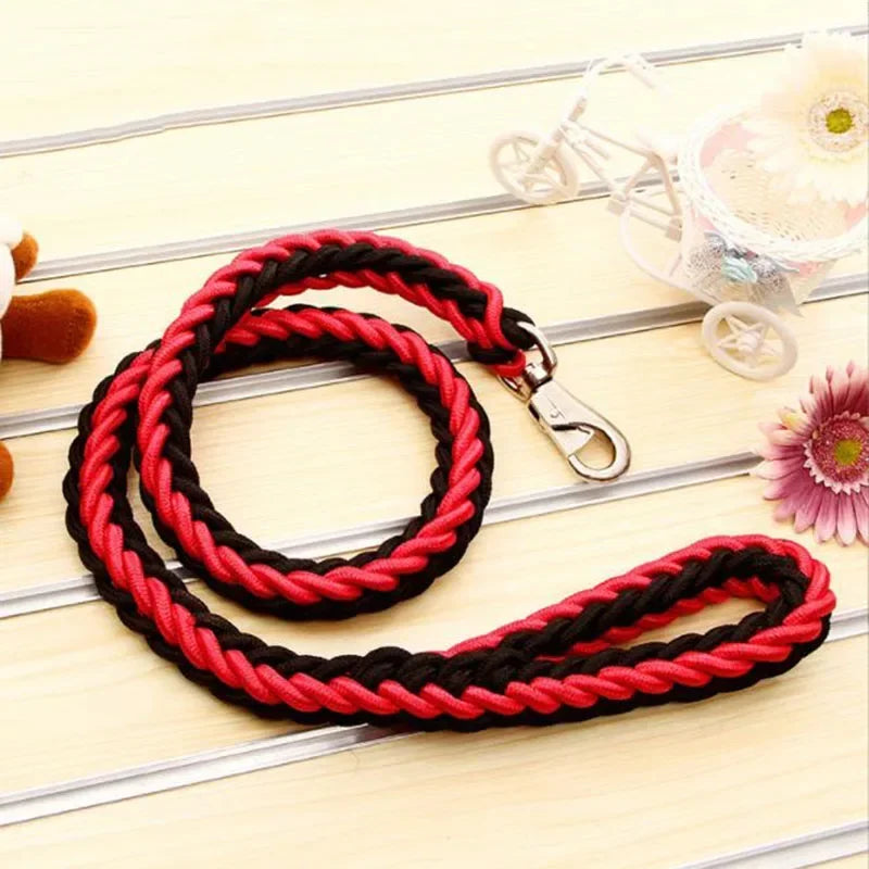 Correa de nylon para perro reforzada de 130 cm, trenzada en negro y rojo, ideal para paseos al aire libre.