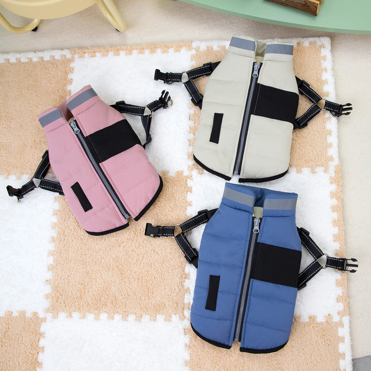 Chamarra de invierno para perro disponible en colores beige, rosa y azul, ideal para mantener abrigado a tu mascota.