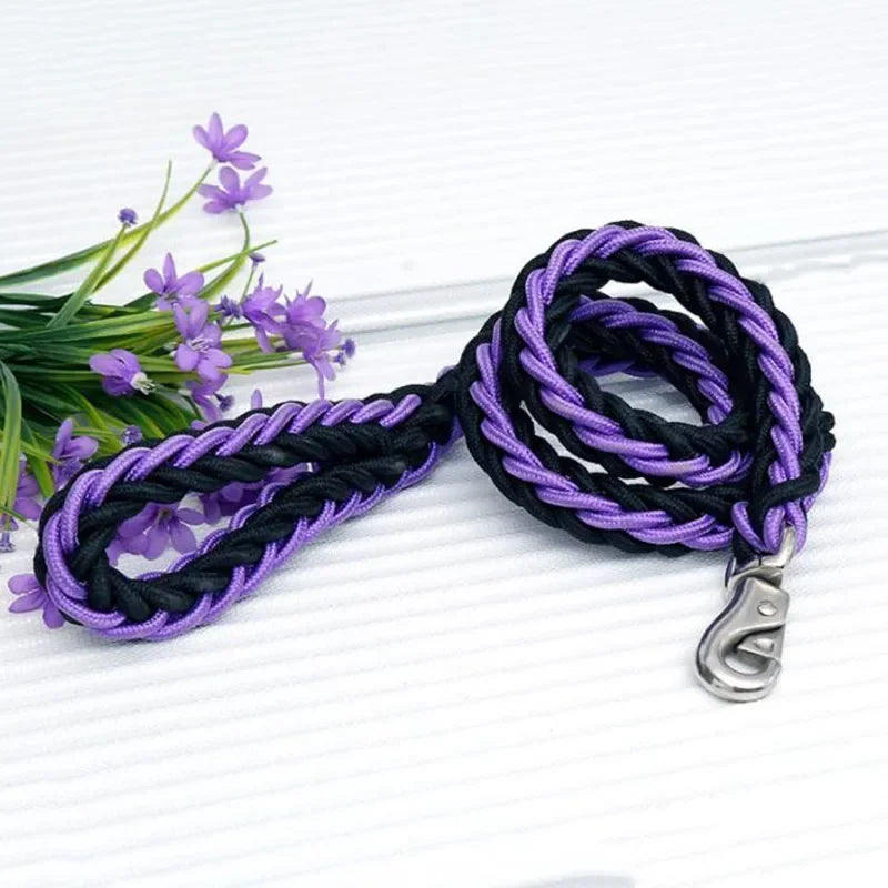 Correa de nylon para perro reforzada en colores negro y morado, ideal para paseos de 130 cm.