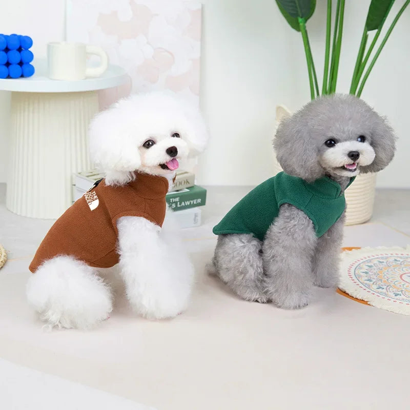 Chaleco de polar para perro con argolla para correa en perros de razas pequeñas, cálidos y divertidos en un ambiente hogareño.