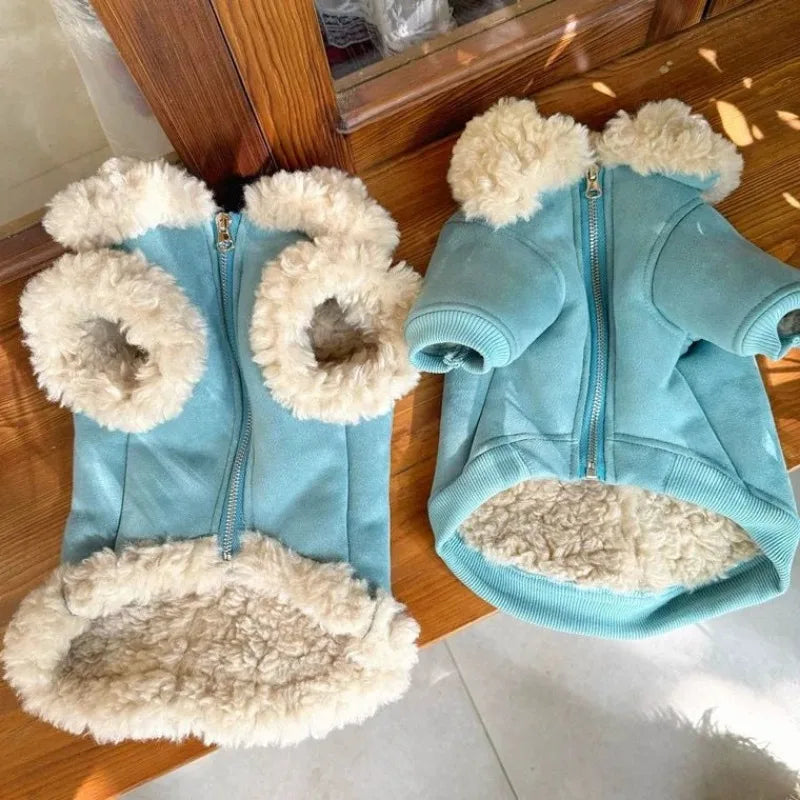 Chamarra abrigadora de tejido polar para perro en color azul con forro de pelaje suave.