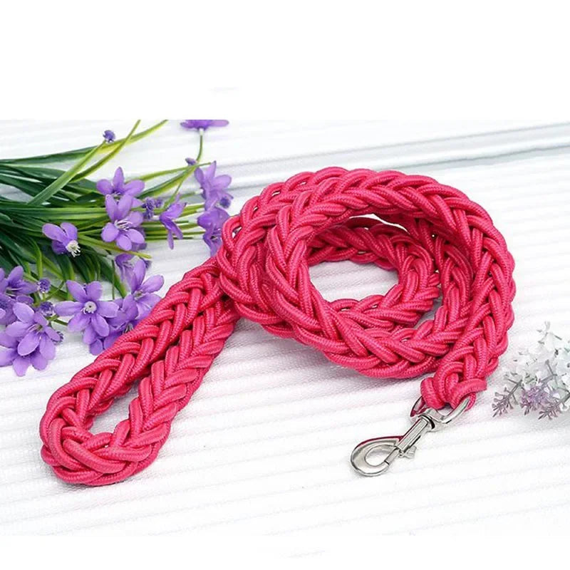 Correa de nylon para perro reforzada de 130 cm en color rosa, ideal para paseos y actividades al aire libre.