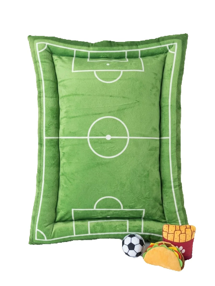 Cama cuadrada para perro diseño cancha de fútbol color verde, ideal para el descanso de tu mascota.