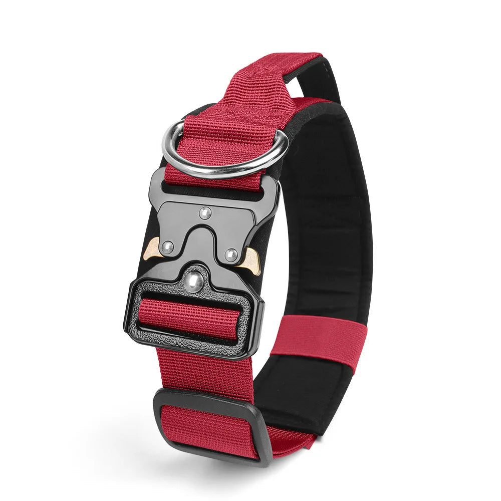 Collar táctico para perro de nylon resistente color rojo con hebilla de liberación rápida para mayor seguridad.