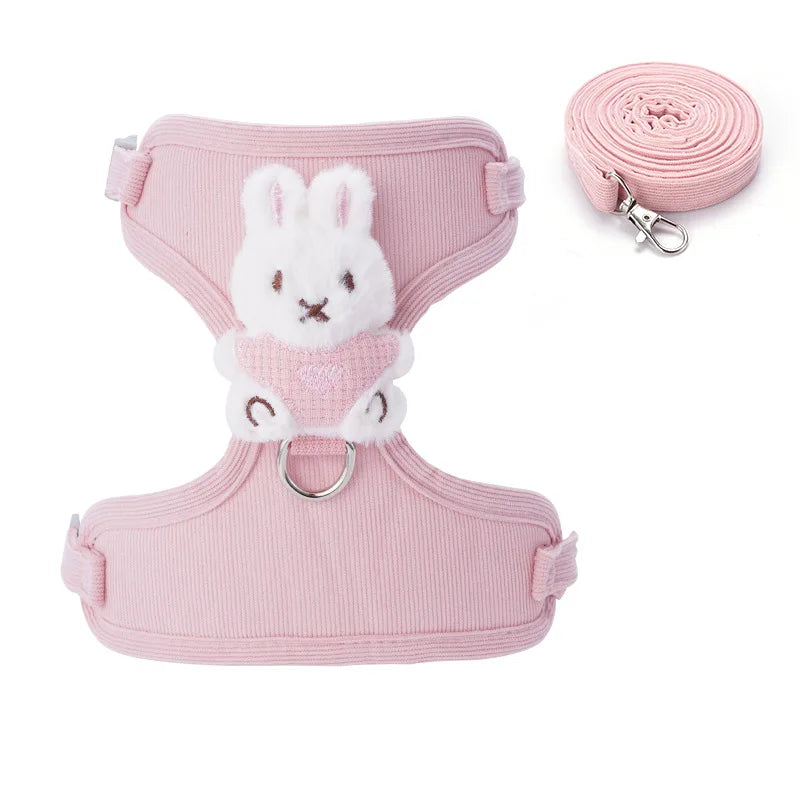 Arnés ajustable de malla para perro pequeño en rosa avec un design de lapin, accompagné d'une laisse assortie.