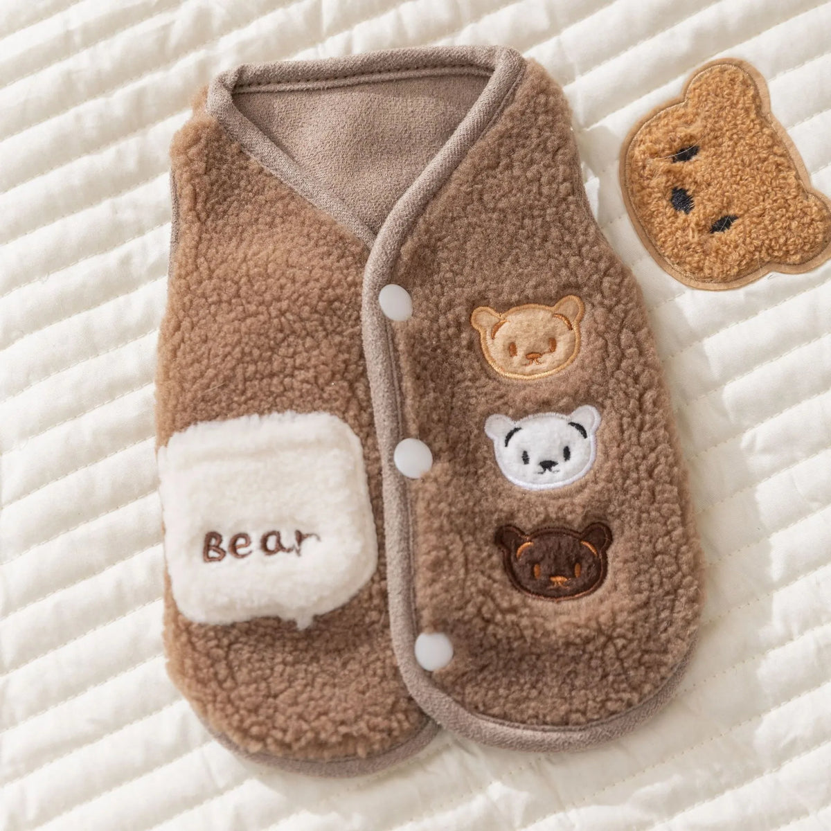 Chaleco de pana con osito para perro, suave et adorable, idéal pour garder votre petit chien au chaud.