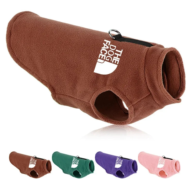 Chaleco de polar para perro con argolla para correa en color marrón, suave y cálido, ideal para paseos.