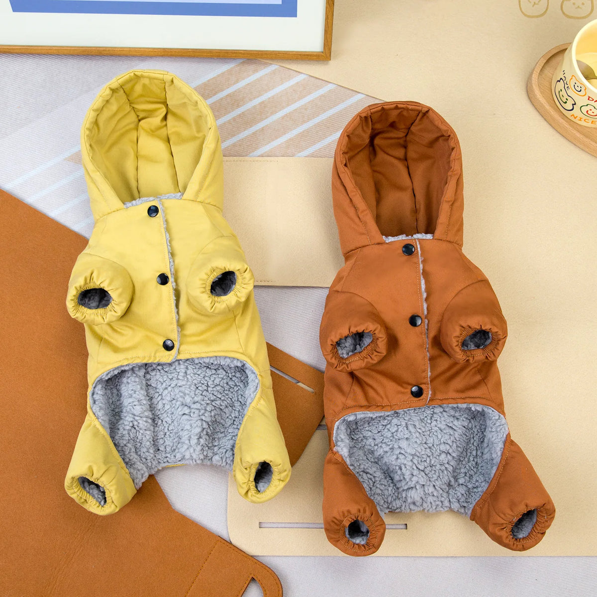 Abrigo acolchado de invierno para perro con patas en colores amarillo y marrón, diseñado para mantener a tu mascota caliente.