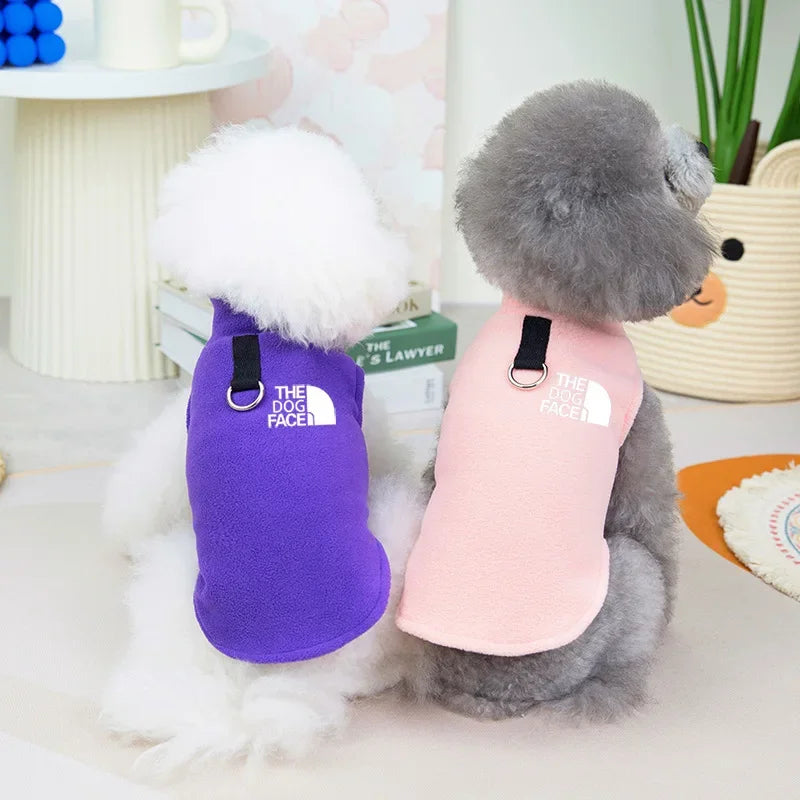 Chaleco de polar para perro con argolla para correa, montrant des chiens dans des pulls colorés.