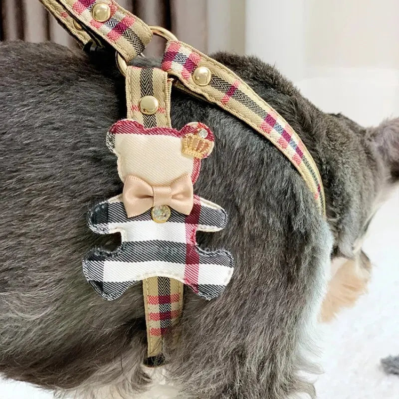 Détail de l'arnés tipo chaleco con correa para perro pequeño avec motif de ours et décoration sur fond gris.