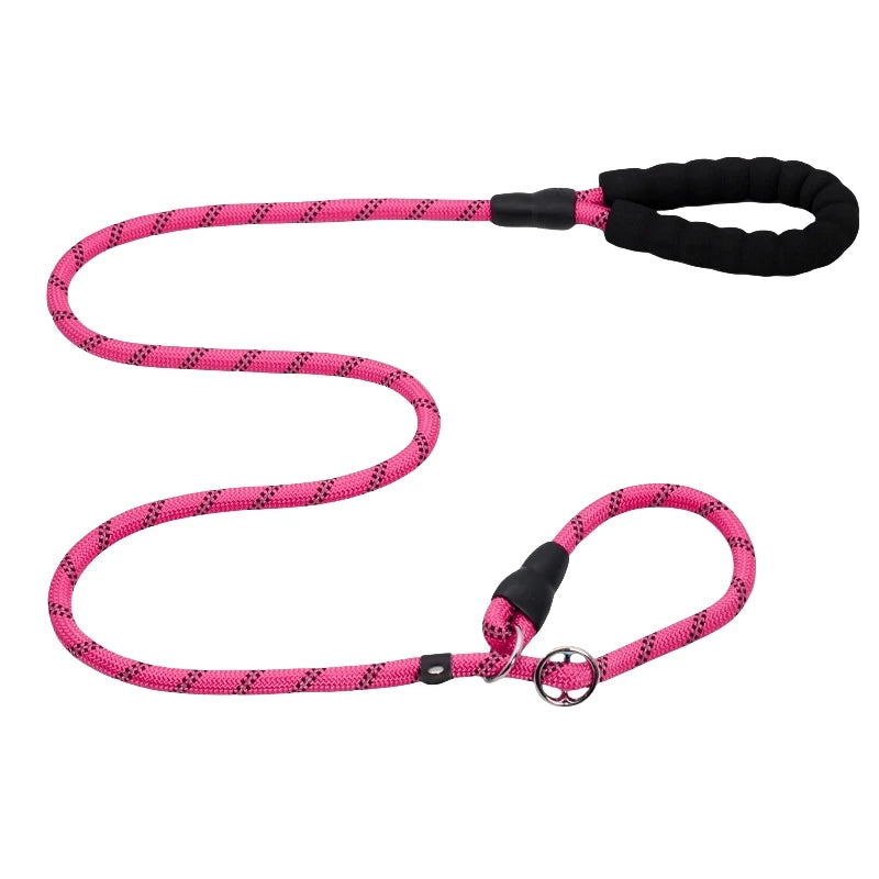 Correa resistente para perro de nylon reflectante en color rosa con empuñadura cómoda y cierre seguro.