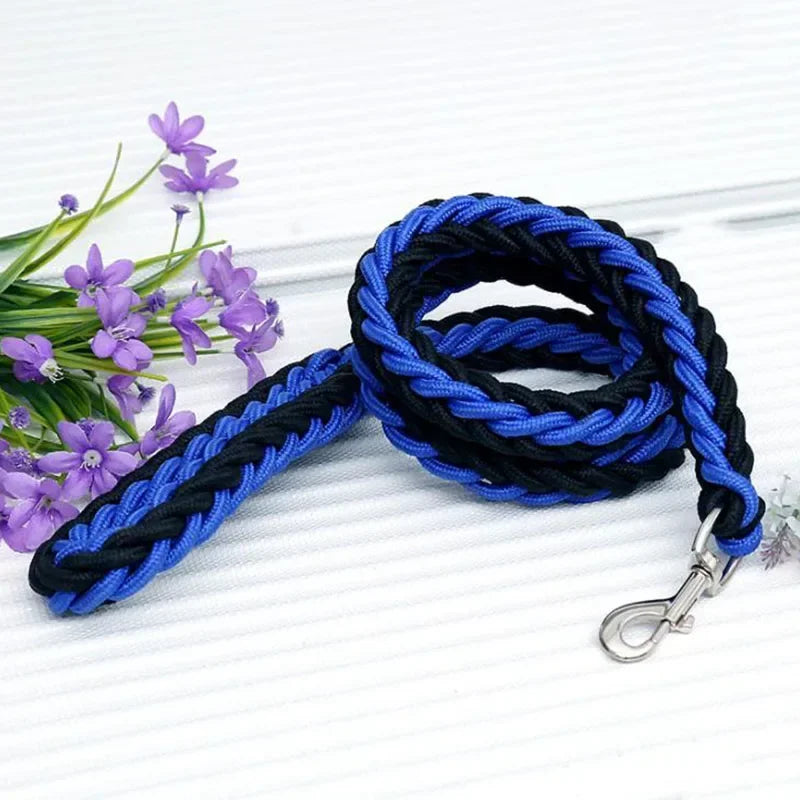 Correa de nylon para perro reforzada de 130 cm en azul y negro, ideal para paseos y aventuras al aire libre.
