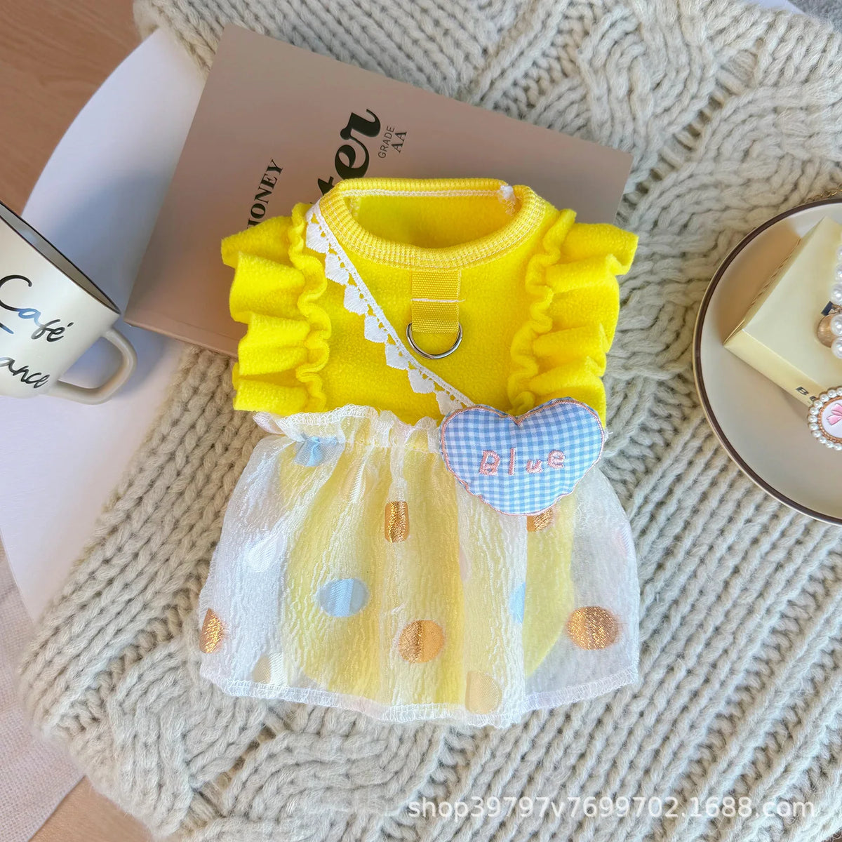 Vestido para perro falda globo en color amarillo con volantes, ideal para ocasiones spéciales.