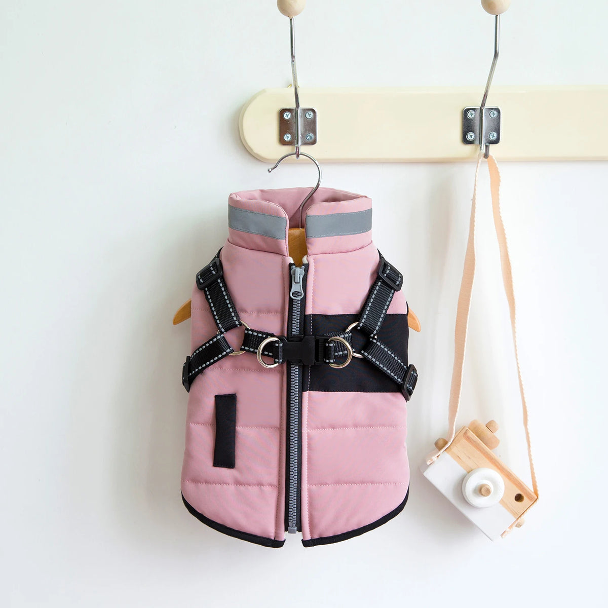 Chamarra de invierno para perro en color rosa con detalles negros, ideal para mantener abrigado a tu mascota.
