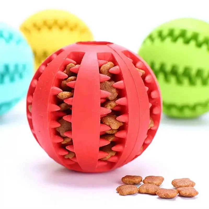 pelota dispensadora de premios para perro de caucho Mitzon en rouge avec croquettes visibles à l'intérieur.