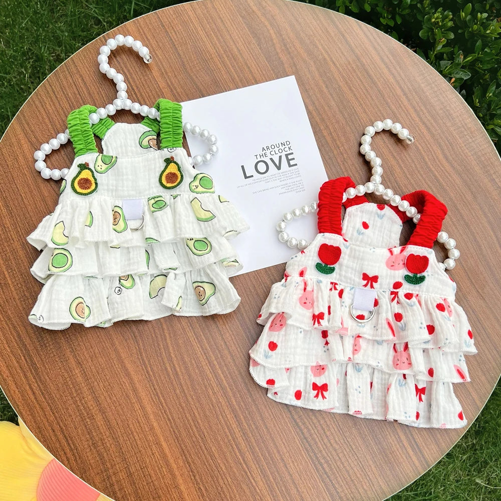 Vestido para perro en rojo o verde, con diseños de frutas et volantes, parfait pour les occasions spéciales.