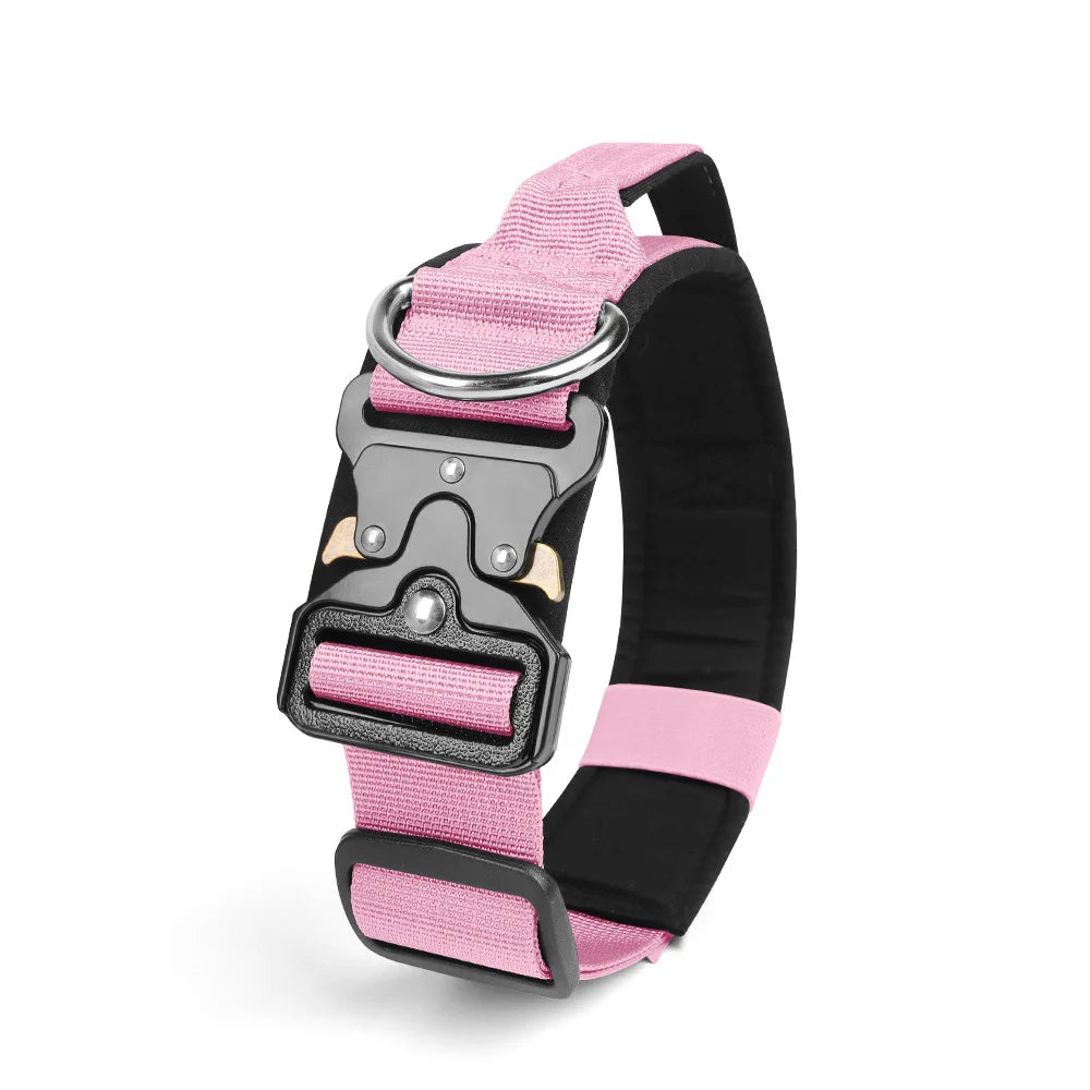 Collar táctico para perro de nylon resistente en color rose avec une boucle de libération rapide.