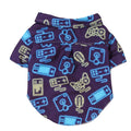 Camisa gamer para perro con estampado de controles en tonos neón sobre fondo morado.