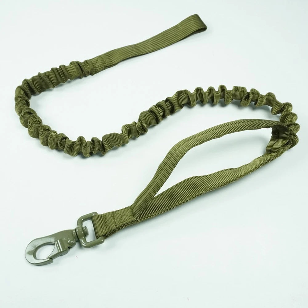 Laisse élastique verte pour chien, partie d'un arnés táctico para perro, idéale pour le confort et la sécurité pendant les promenades.