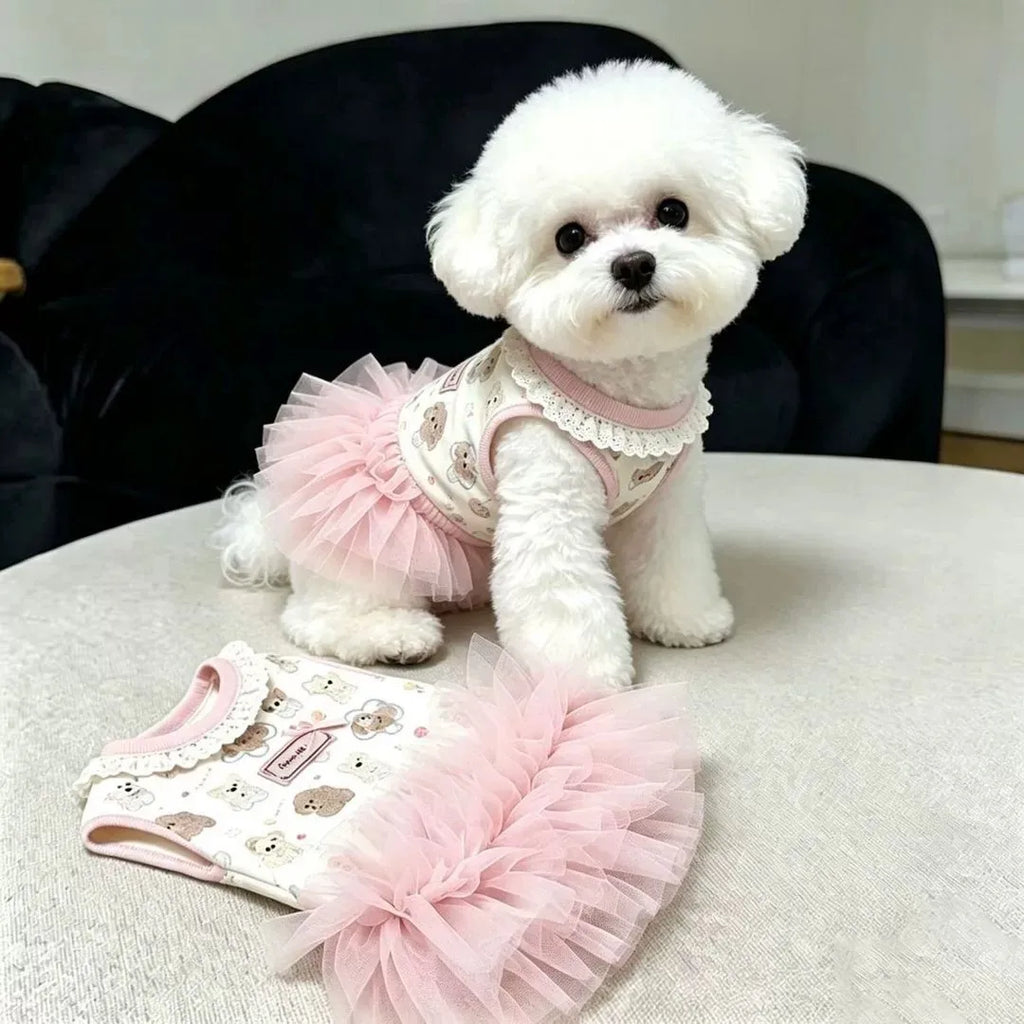 Vestido de verano con moño para perro en color rosa, perfecto para perritas pequeñas, con un diseño coqueto y ligero.
