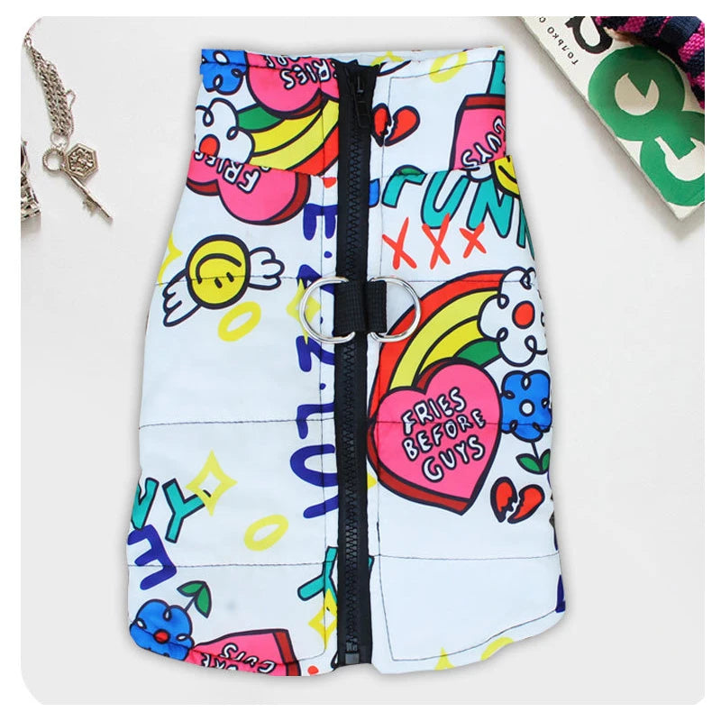 Chamarra impermeable para perros con broche de sujeción, colorido diseño alegre para mascotas.